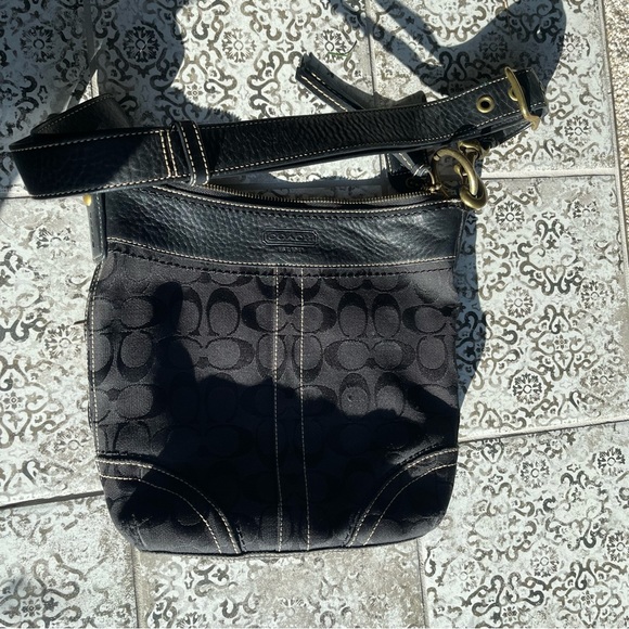 Authentic Coach Signature Crossbody Bag- Black - Picture 2 of 6